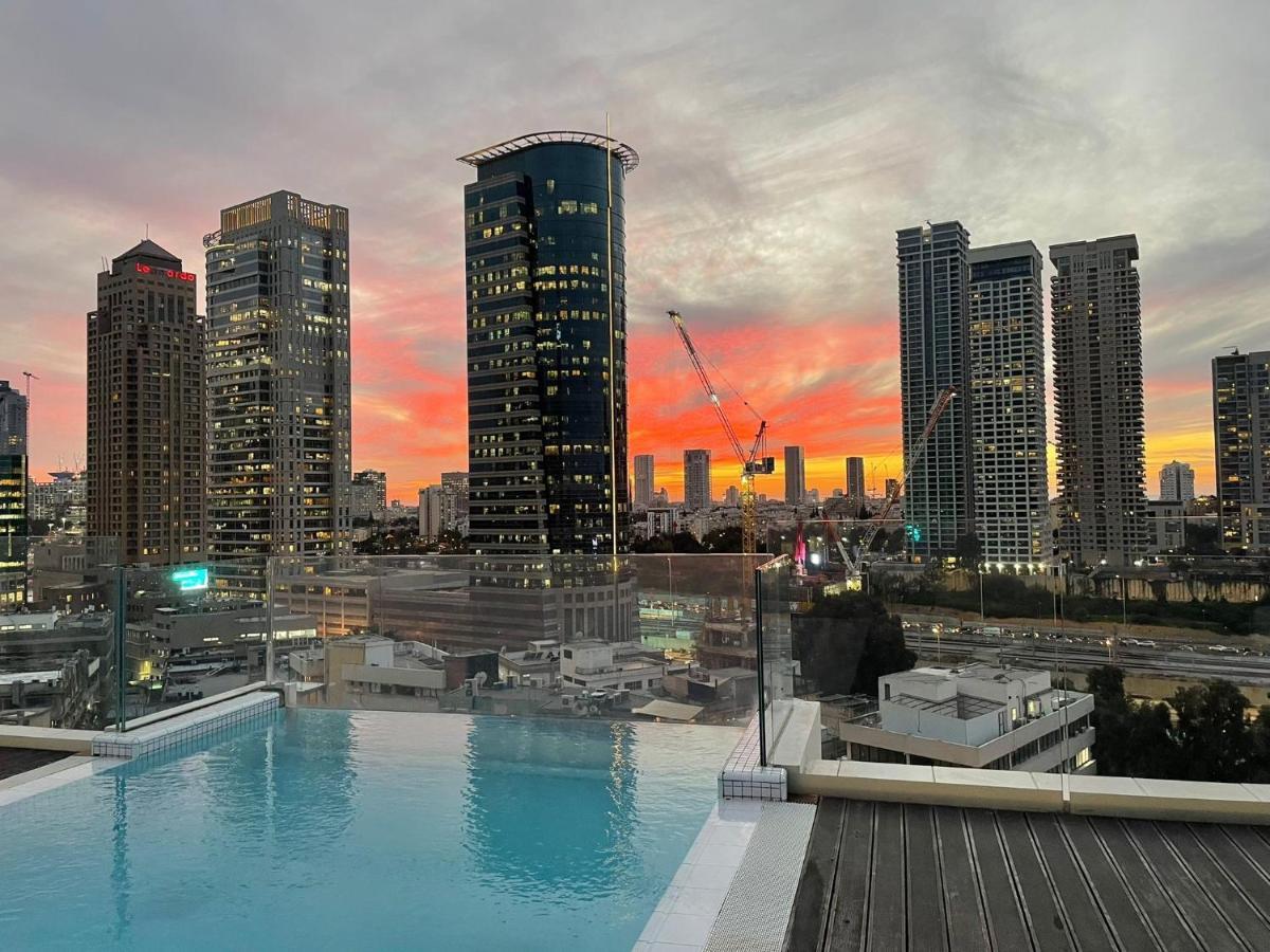 Hotel Indigo Tel Aviv - Diamond District By Ihg Giv'atayim Exteriér fotografie View from rooftop pool at The Standard East Village