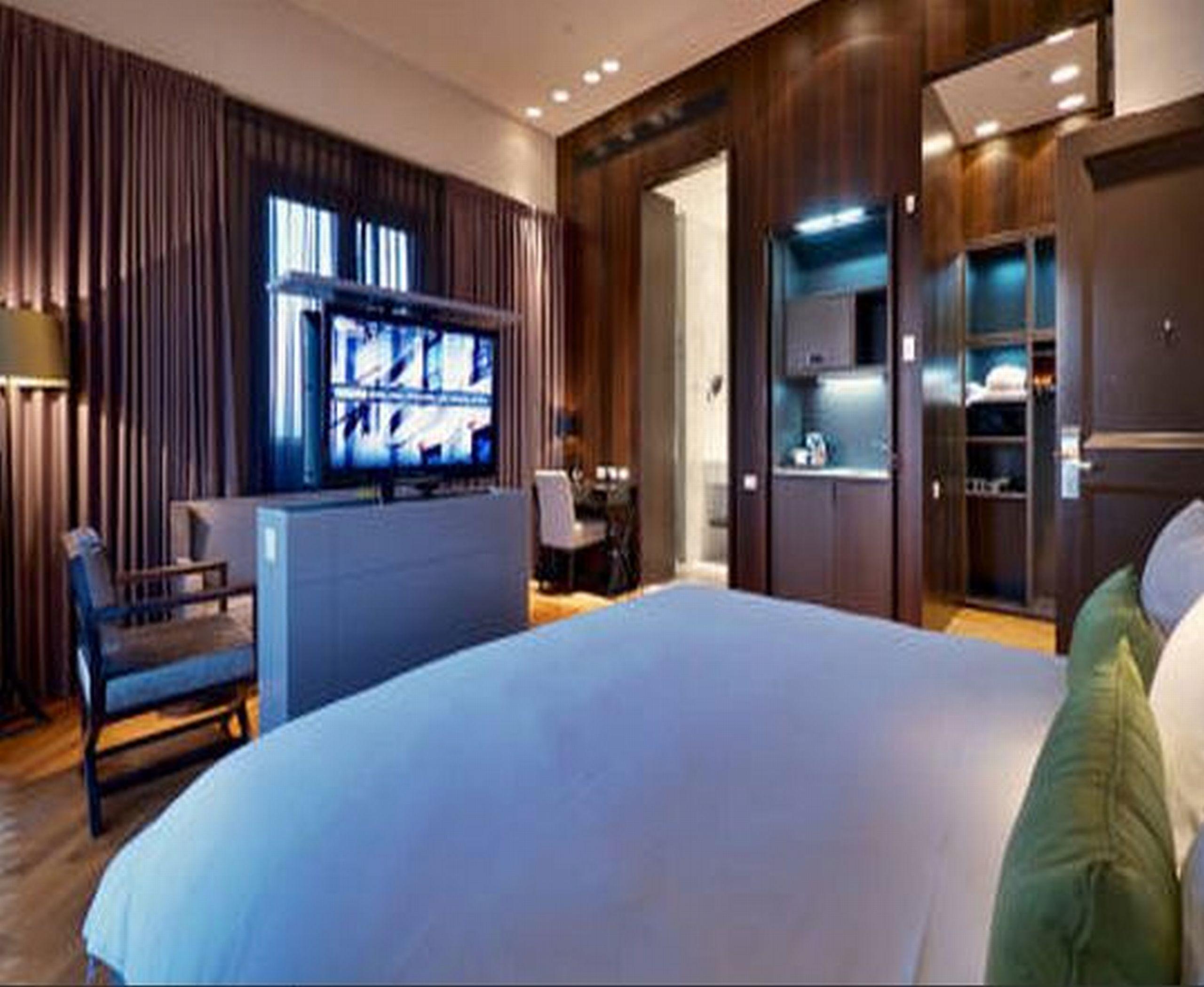 Hotel Indigo Tel Aviv - Diamond District By Ihg Giv'atayim Exteriér fotografie A bedroom at the Mandarin Oriental, Hong Kong