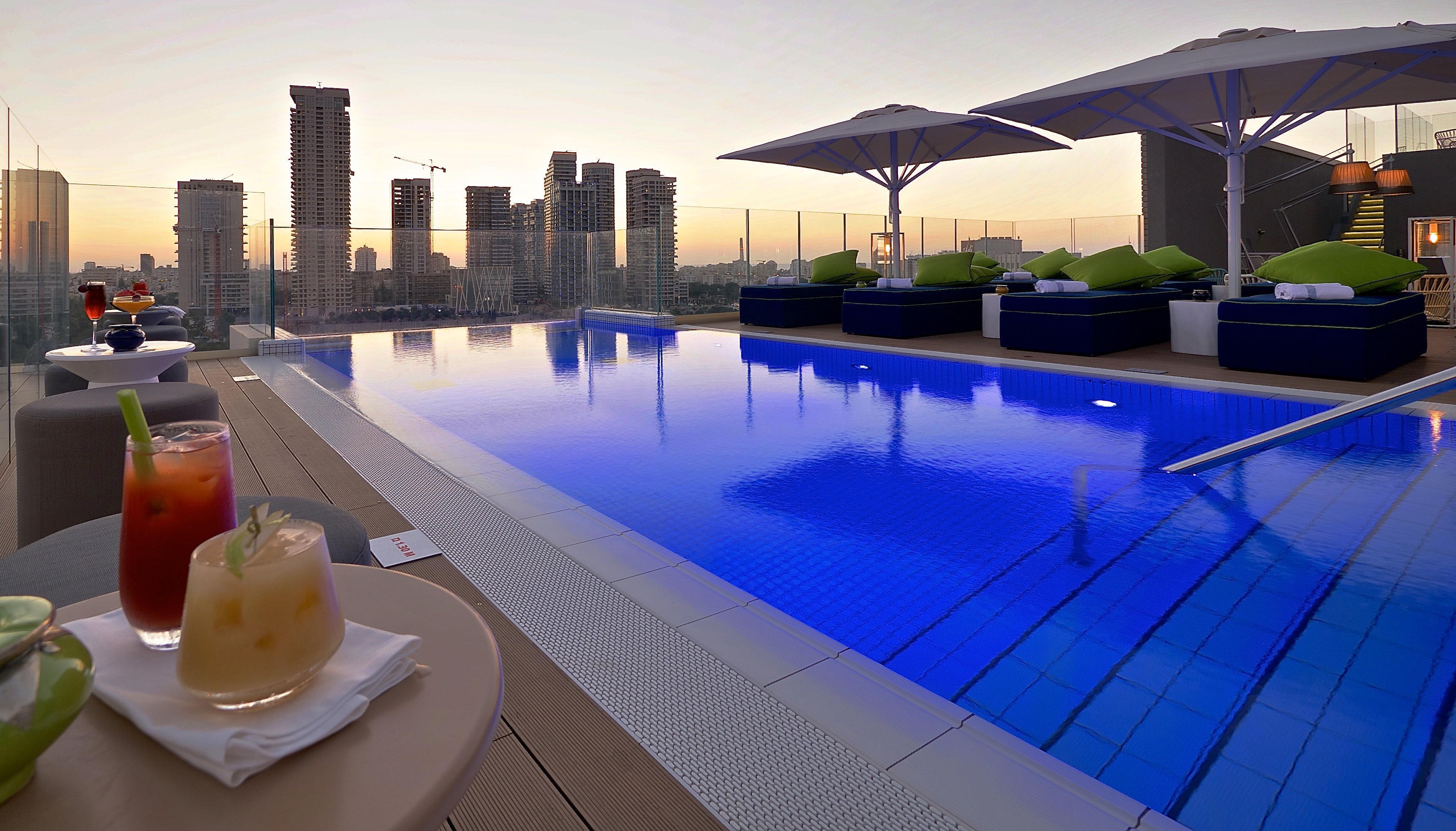 Hotel Indigo Tel Aviv - Diamond District By Ihg Giv'atayim Exteriér fotografie Rooftop pool at the hotel