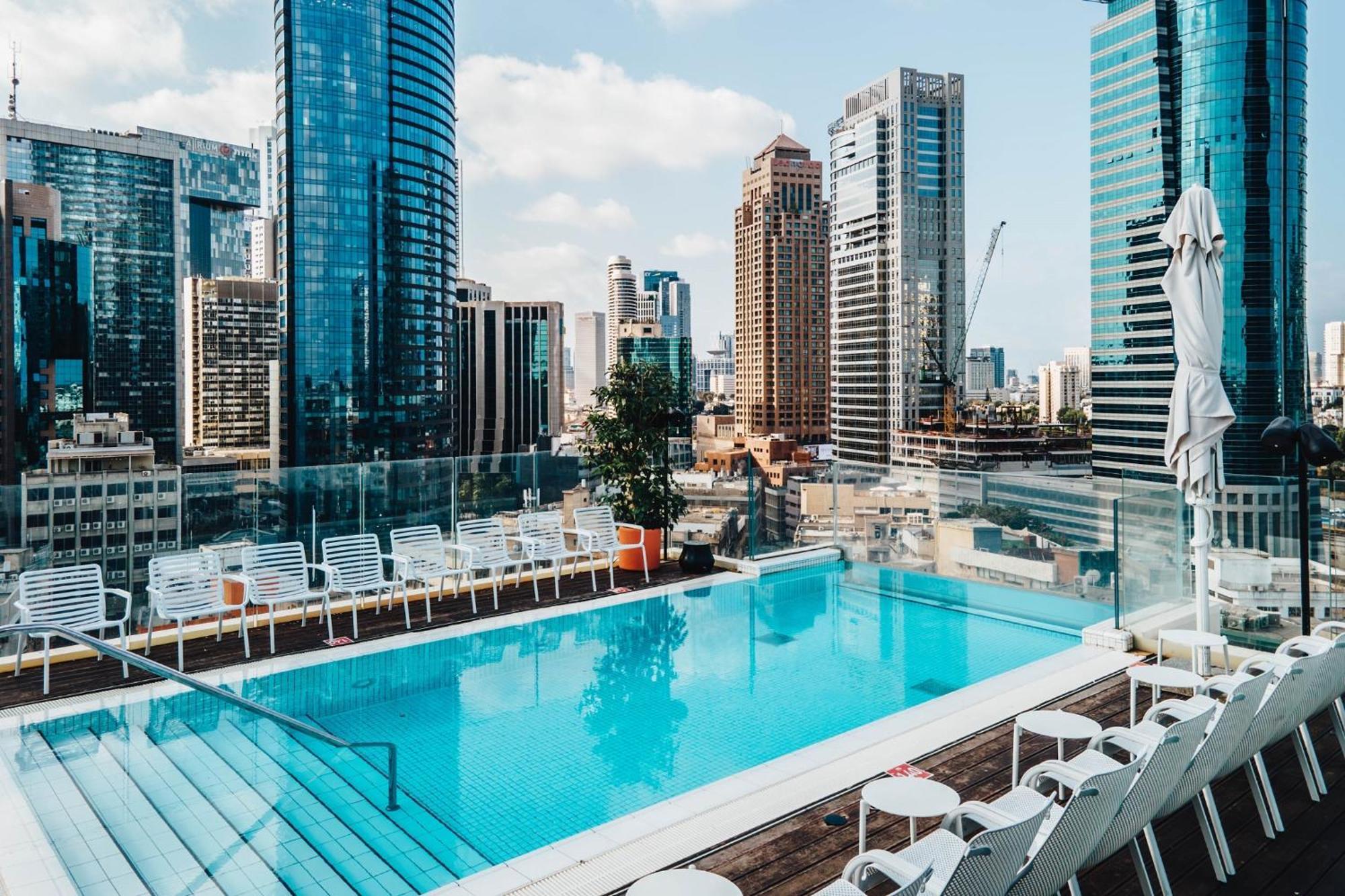 Hotel Indigo Tel Aviv - Diamond District By Ihg Giv'atayim Exteriér fotografie The rooftop pool at the hotel