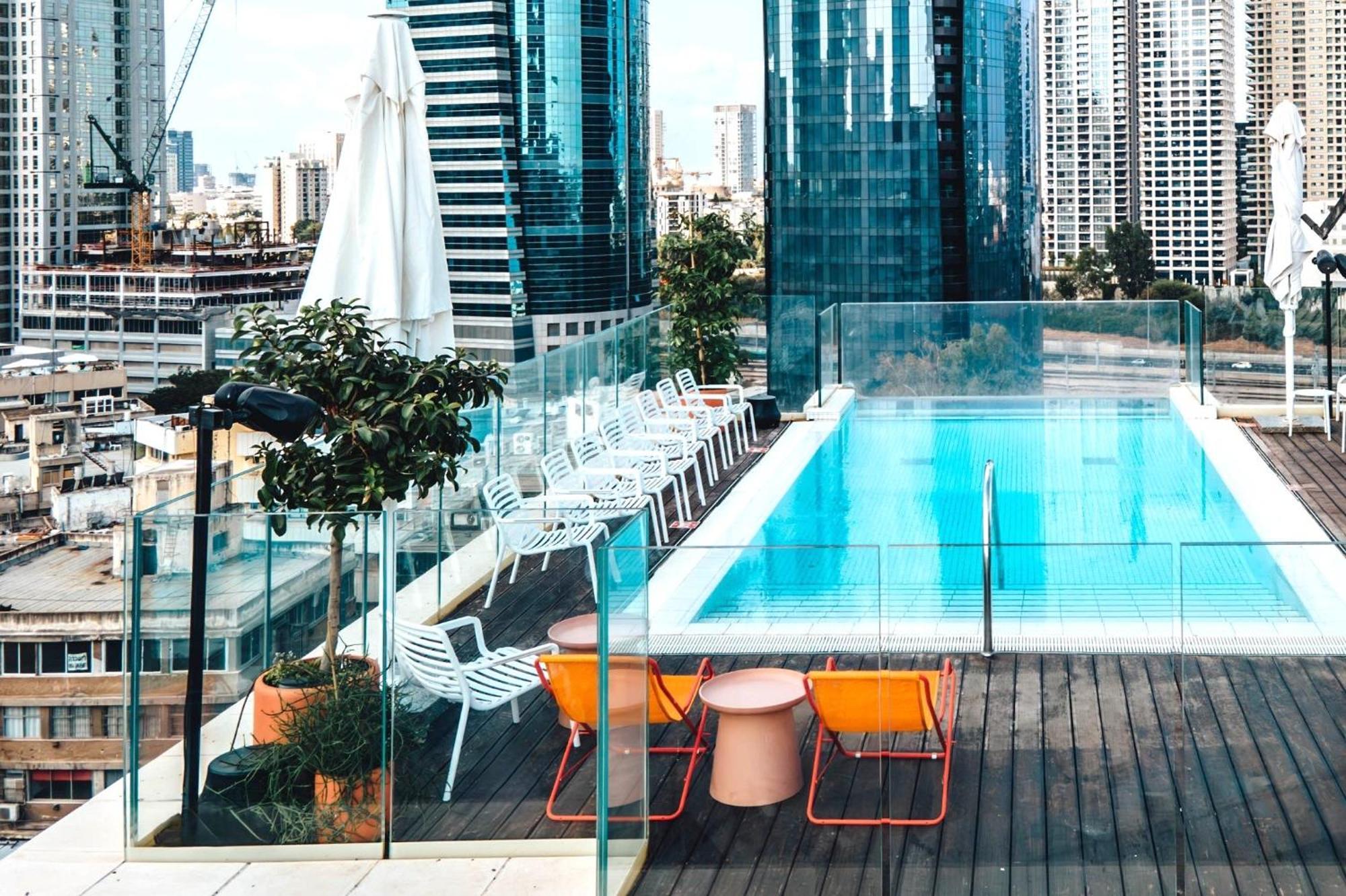 Hotel Indigo Tel Aviv - Diamond District By Ihg Giv'atayim Exteriér fotografie The rooftop pool at the Hotel