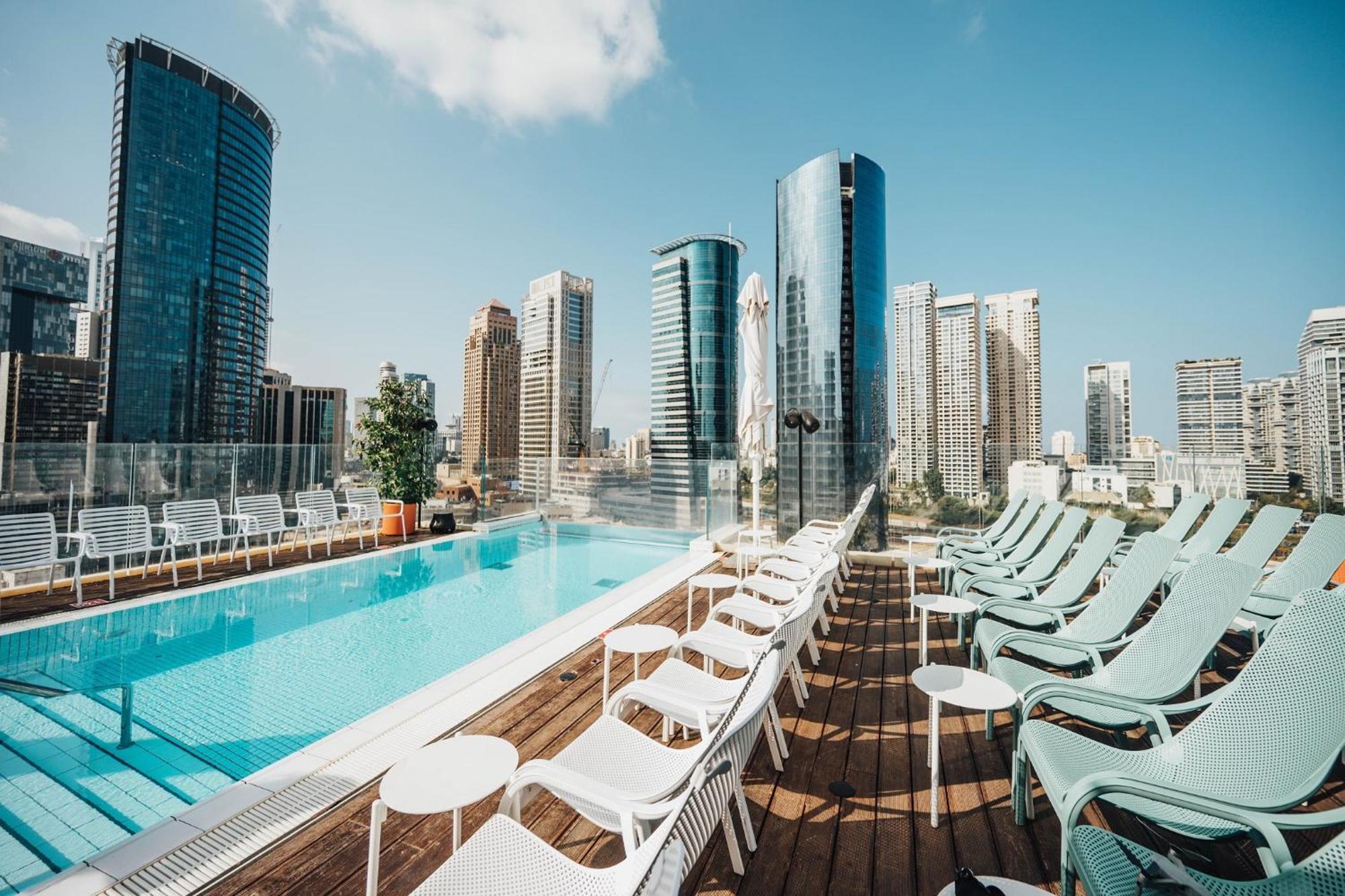 Hotel Indigo Tel Aviv - Diamond District By Ihg Giv'atayim Exteriér fotografie Rooftop pool at the Hilton Tel Aviv