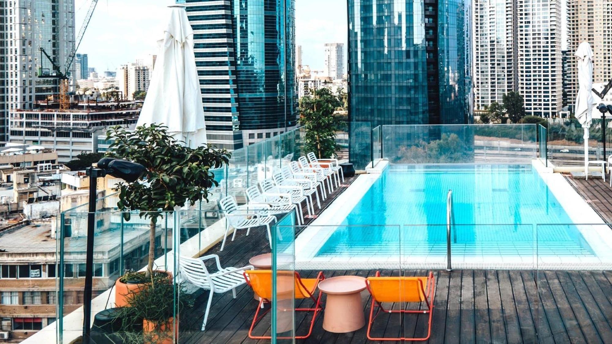 Hotel Indigo Tel Aviv - Diamond District By Ihg Giv'atayim Exteriér fotografie The rooftop pool at the hotel