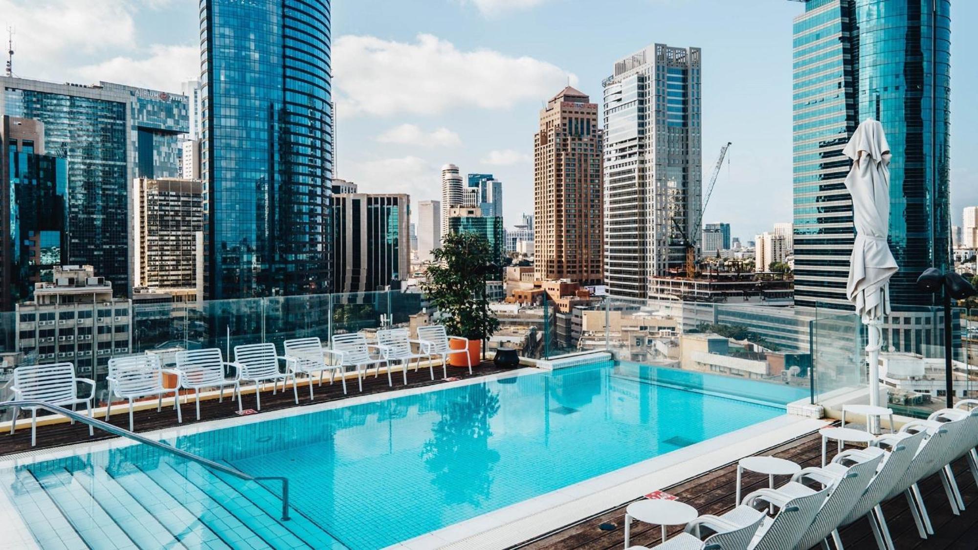 Hotel Indigo Tel Aviv - Diamond District By Ihg Giv'atayim Exteriér fotografie Rooftop pool at the hotel